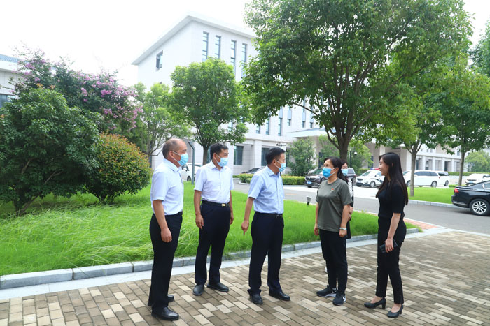 商丘市第一人民醫(yī)院黨委書記、院長韓傳恩帶隊(duì)到民看望慰問奮戰(zhàn)在疫情防控一線工作人員
