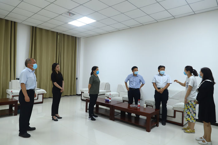 商丘市第一人民醫(yī)院黨委書記、院長韓傳恩帶隊(duì)到民看望慰問奮戰(zhàn)在疫情防控一線工作人員
