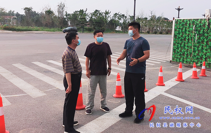 縣領(lǐng)導(dǎo)李新軍、馬德偉督導(dǎo)連霍高速花園出口疫情防控工作