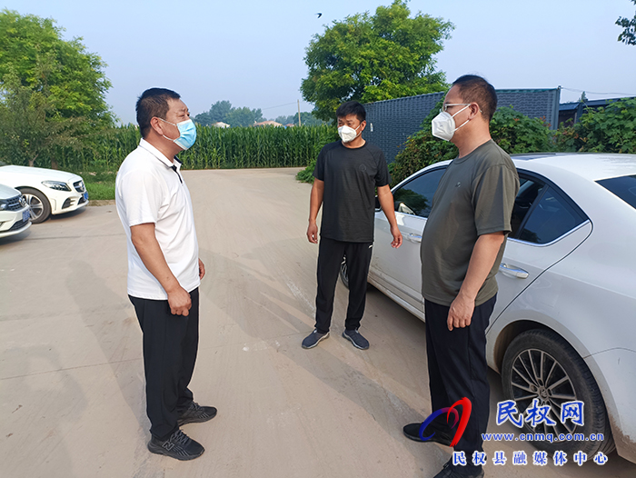 縣委常委、常務(wù)副縣長王景義查看核酸檢測和社會面管控工作