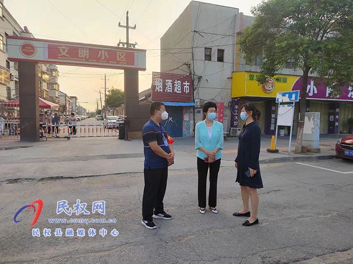 縣領(lǐng)導(dǎo)周燕、于茜查看群眾生活物品保障和派發(fā)物品到位情況