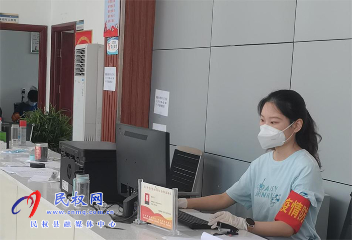 人和鎮(zhèn)教師志愿者堅守社區(qū)（村委）抗疫一線  立德樹人從自身做起本輪疫情以來，經(jīng)過廣大醫(yī)護人員、社區(qū)工作者和