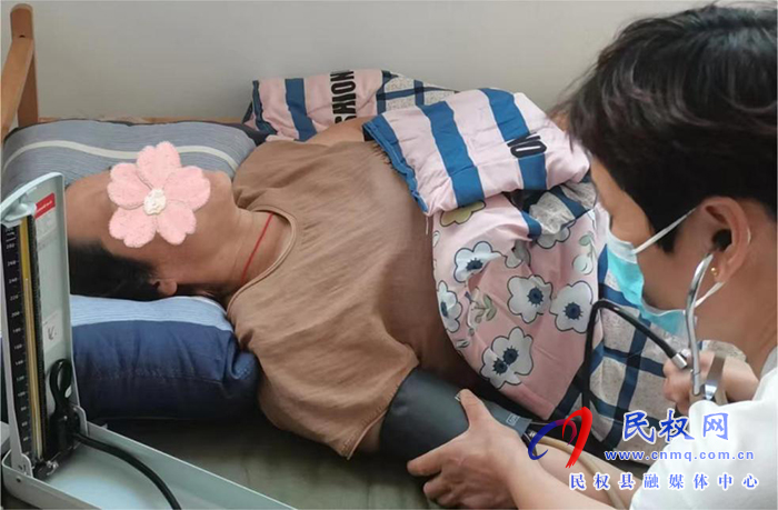人和鎮(zhèn)教師志愿者堅守社區(qū)（村委）抗疫一線  立德樹人從自身做起本輪疫情以來，經(jīng)過廣大醫(yī)護人員、社區(qū)工作者和