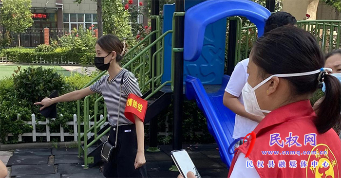 人和鎮(zhèn)教師志愿者堅守社區(qū)（村委）抗疫一線  立德樹人從自身做起本輪疫情以來，經(jīng)過廣大醫(yī)護人員、社區(qū)工作者和