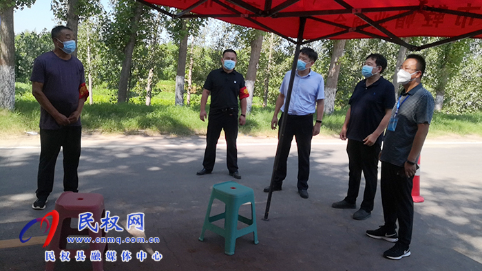 縣領(lǐng)導陳進領(lǐng)到王莊寨鎮(zhèn)督導疫情防控工作