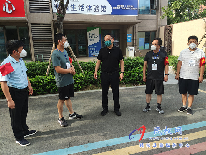 縣領(lǐng)導(dǎo)栗團結(jié)暗訪社會管控和物資保供工作