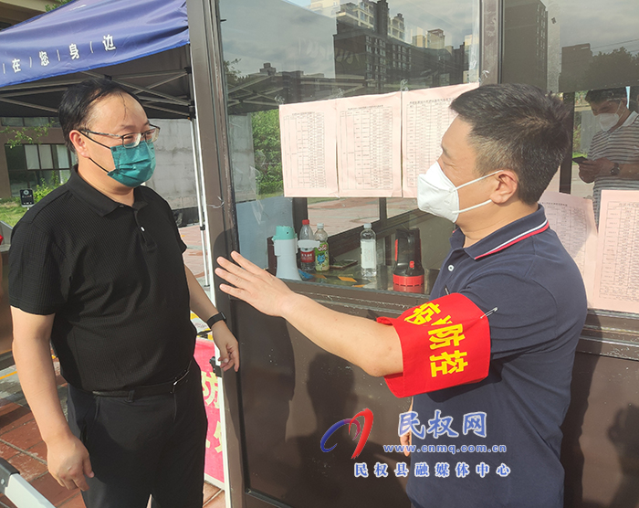 縣領(lǐng)導(dǎo)栗團結(jié)暗訪社會管控和物資保供工作