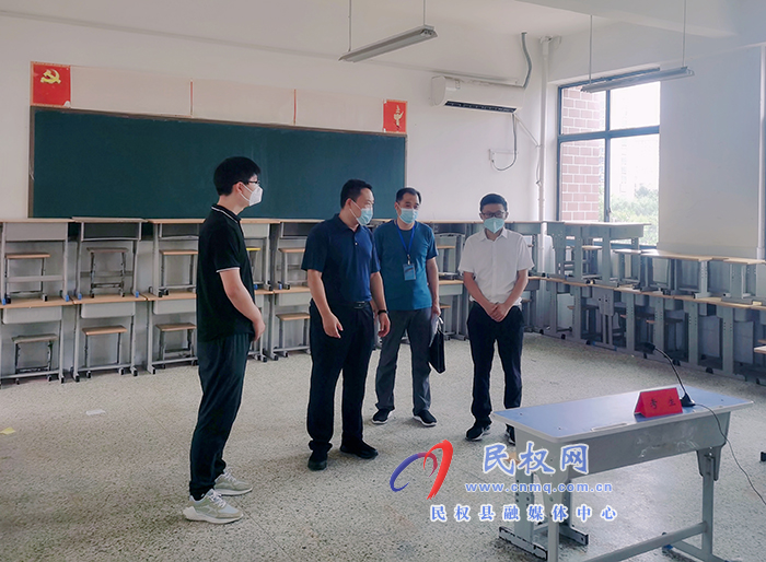 縣委常委、組織部長王義彬查看省考公務(wù)員網(wǎng)絡(luò)線上面試工作籌備情況