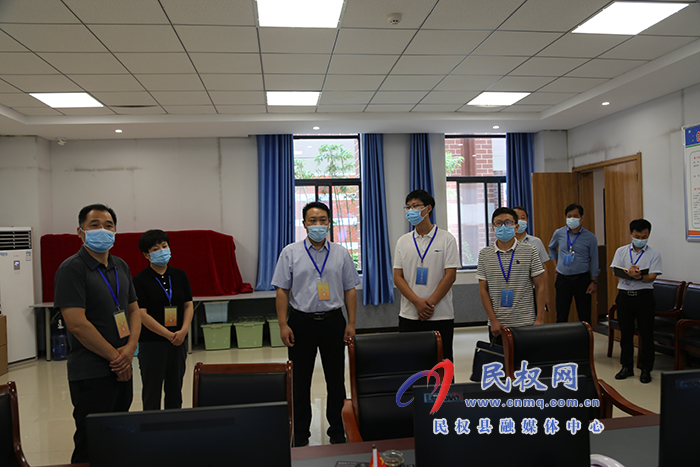 縣委常委、組織部長(zhǎng)王義彬查看省考公務(wù)員網(wǎng)絡(luò)線上面試情況