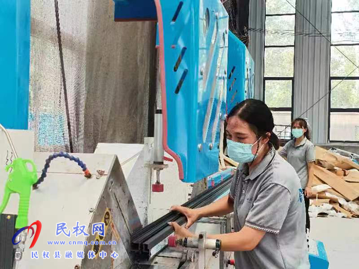 綠洲街道辦事處 干部下沉 “一企一策”推進企業(yè)復(fù)工復(fù)產(chǎn)