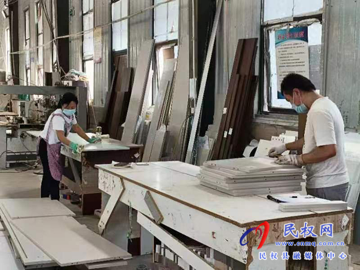 綠洲街道辦事處 干部下沉 “一企一策”推進企業(yè)復(fù)工復(fù)產(chǎn)
