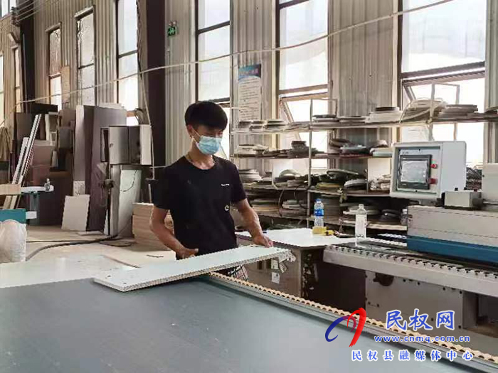 綠洲街道辦事處 干部下沉 “一企一策”推進企業(yè)復(fù)工復(fù)產(chǎn)