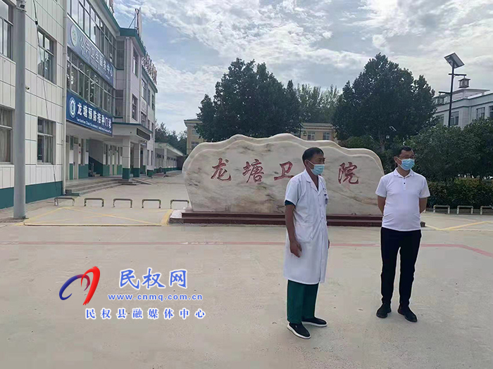 縣領(lǐng)導(dǎo)朱繼兵查看方艙實(shí)驗(yàn)室檢測能力等情況