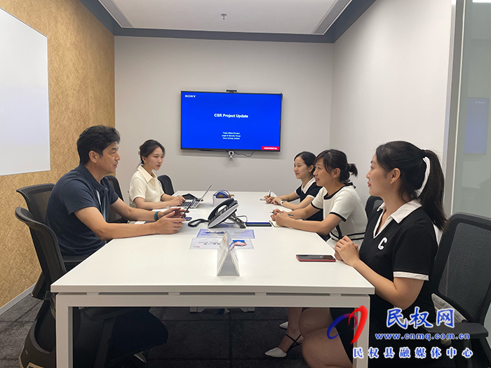 縣領導于茜與索尼中國通商部總監(jiān)孫海濤就公益項目進行商談