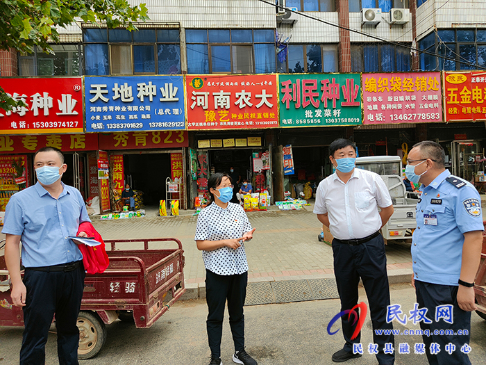 縣委副書記、縣長王靜嫻暗訪“雙城”創(chuàng)建工作并參加義務勞動