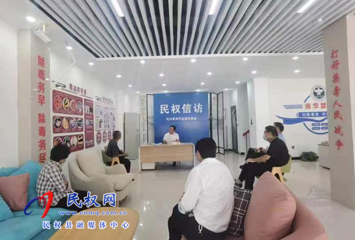 縣領(lǐng)導(dǎo)李君接訪“面對(duì)面”傾聽(tīng)民意