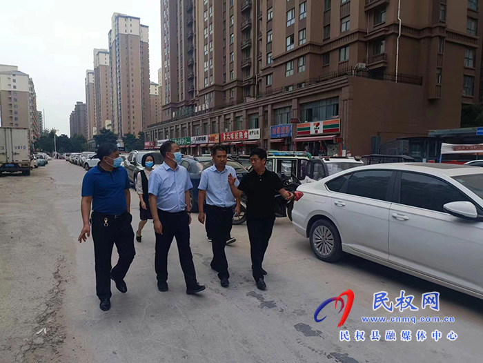 縣委常委、常務(wù)副縣長(zhǎng)王景義查看城區(qū)道路項(xiàng)目建設(shè)情況