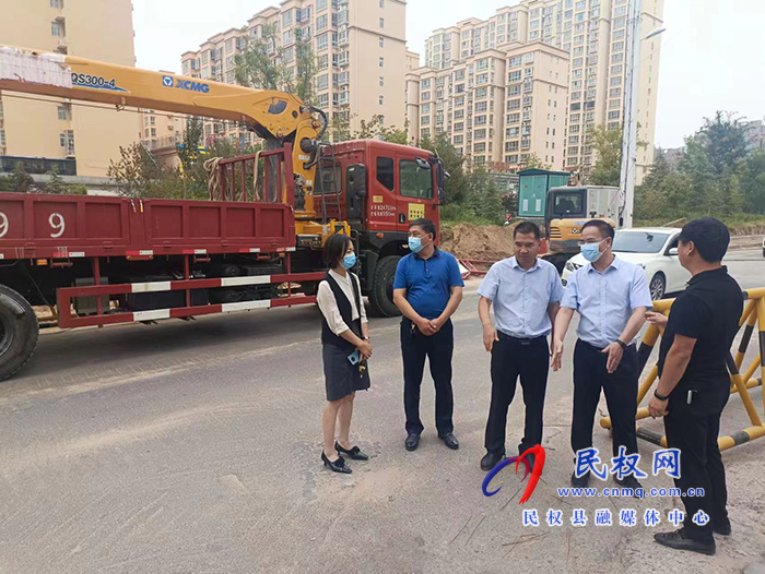 縣委常委、常務(wù)副縣長(zhǎng)王景義查看城區(qū)道路項(xiàng)目建設(shè)情況