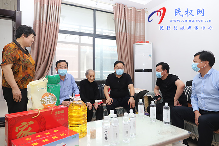 縣領導栗團結(jié)看望慰問百歲老人