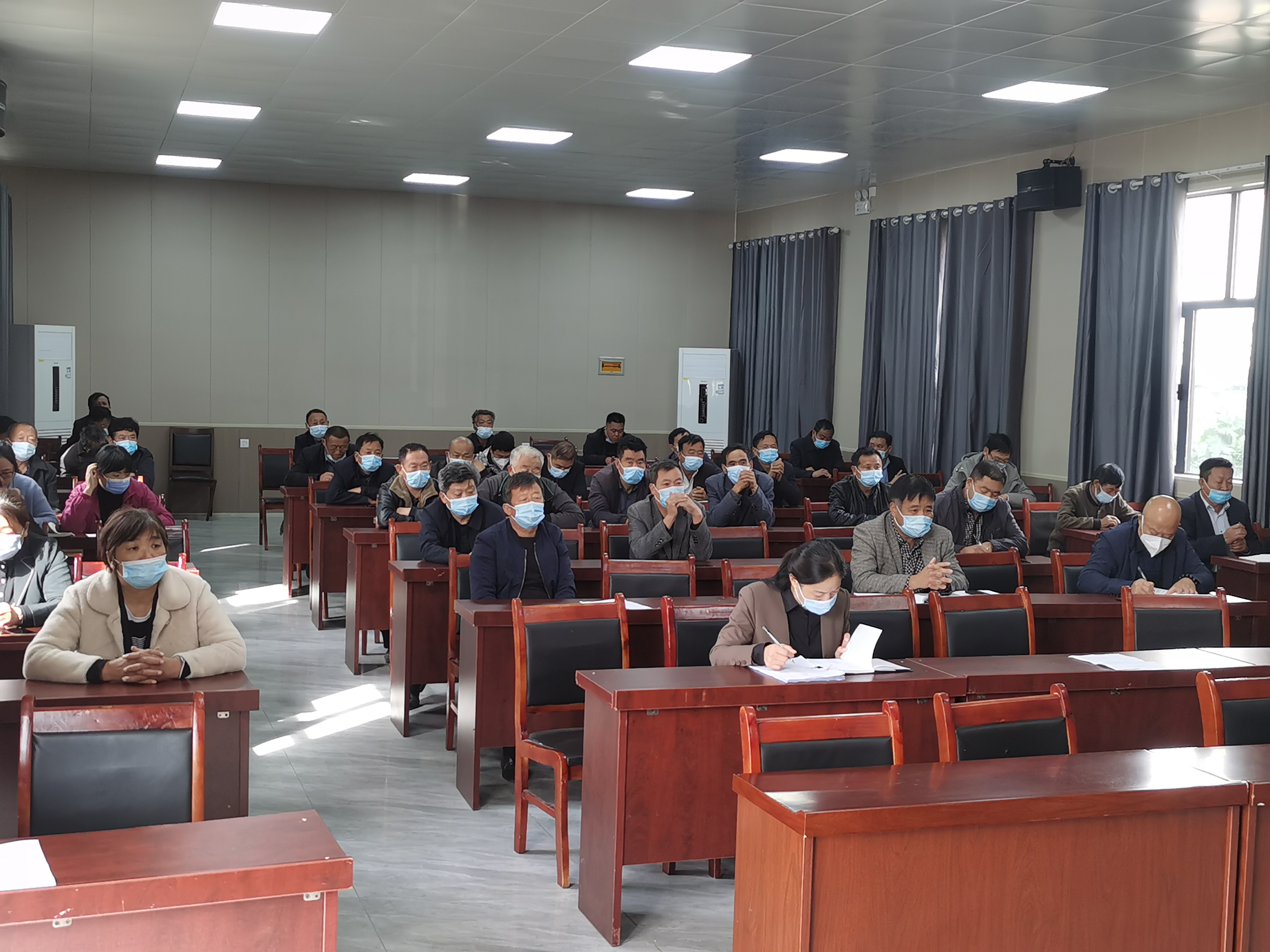 雙塔鎮(zhèn)召開無訟村創(chuàng)建暨人民調(diào)解員培訓(xùn)會(huì)議