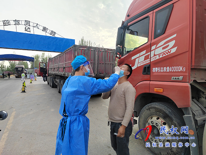 北關(guān)鎮(zhèn)：醫(yī)護(hù)人員主動(dòng)上前，為過往司機(jī)提供便利