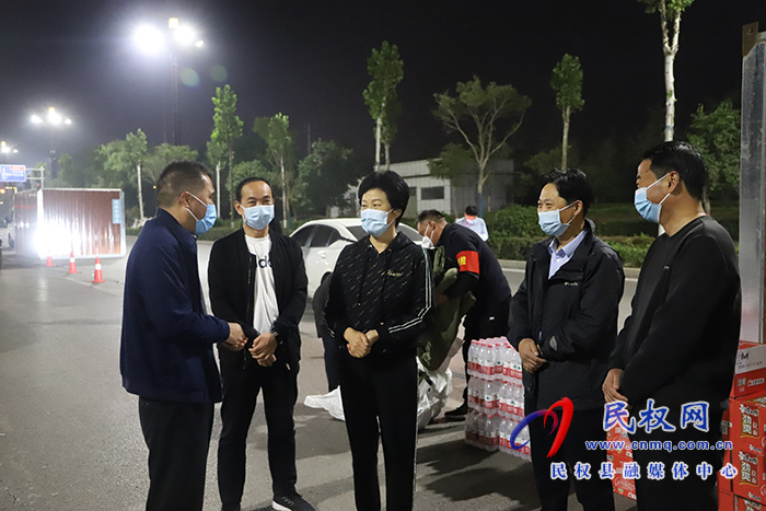 縣人大常委會主任周燕督導(dǎo)疫情防控工作并慰問一線工作人員