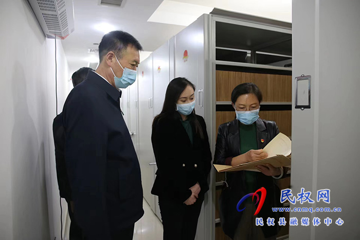 縣委副書記、縣長王靜嫻調(diào)研人社工作