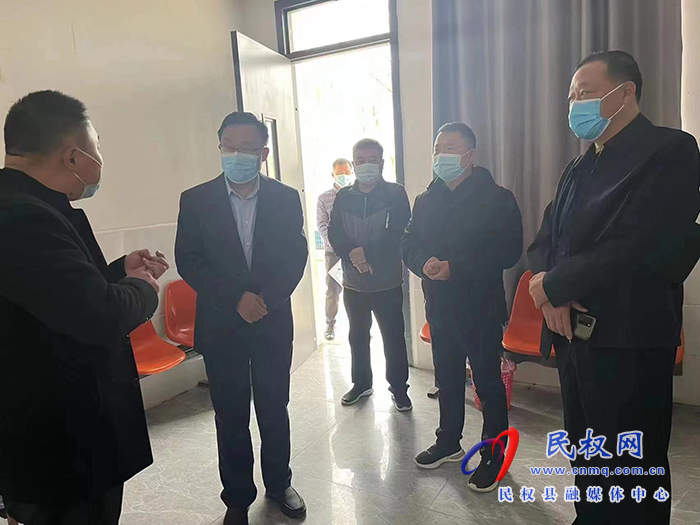 縣委常委、宣傳部長(zhǎng)、副縣長(zhǎng)畢道喜調(diào)研學(xué)校全封閉管理工作