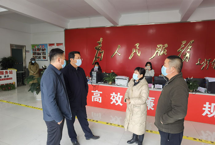 縣領導李君調研督導重點項目建設和疫情防控工作并看望慰問一線防疫人員