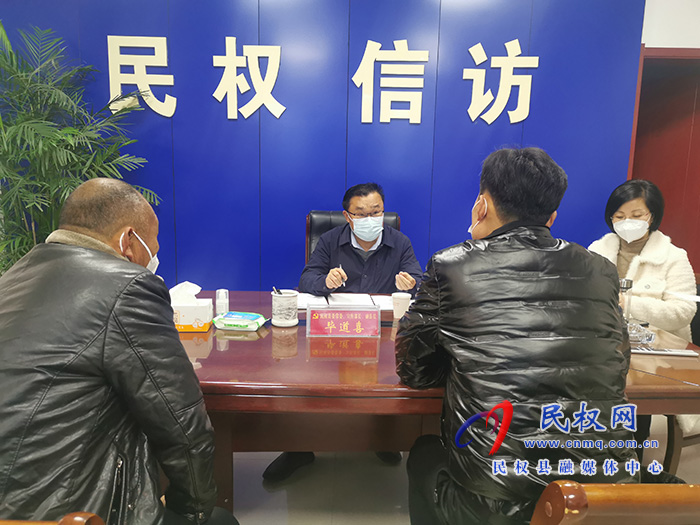縣委常委、宣傳部長(zhǎng)、副縣長(zhǎng)畢道喜接待來(lái)訪群眾
