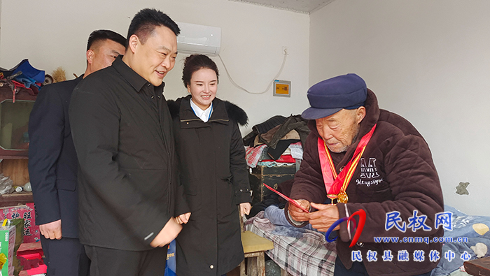 縣委常委、組織部長(zhǎng)王義彬走訪慰問(wèn)老黨員和生活困難黨員