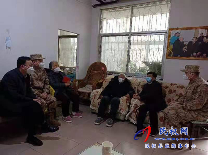 市人大常委會(huì)副主任、縣委書記張團(tuán)結(jié)看望慰問抗戰(zhàn)老兵
