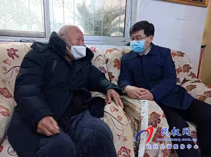 市人大常委會(huì)副主任、縣委書記張團(tuán)結(jié)看望慰問抗戰(zhàn)老兵