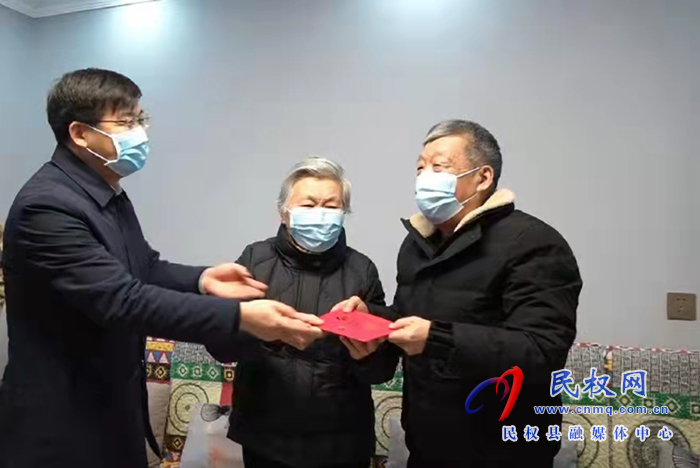 市人大常委會(huì)副主任、縣委書(shū)記張團(tuán)結(jié)看望慰問(wèn)“三屬人員”