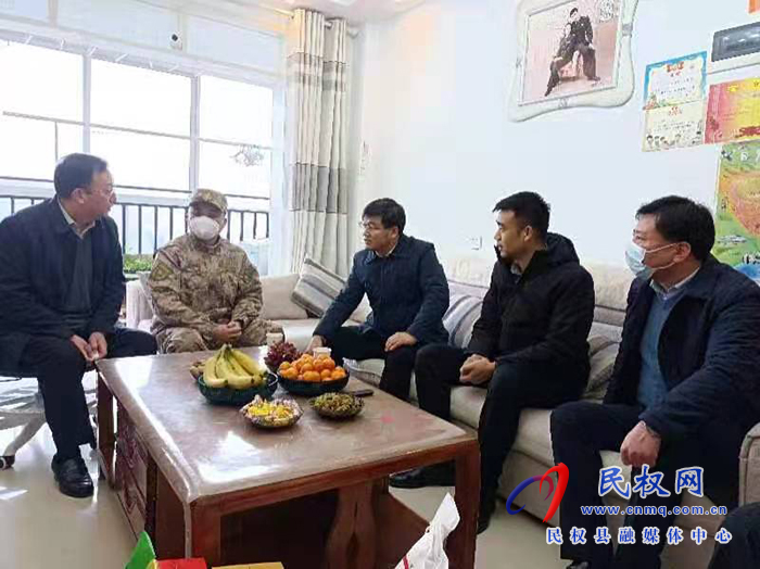 市人大常委會副主任、縣委書記張團(tuán)結(jié)看望慰問立功受獎現(xiàn)役軍人