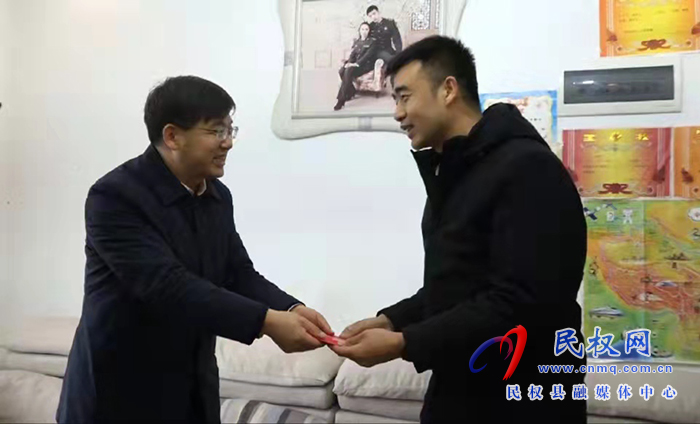市人大常委會副主任、縣委書記張團(tuán)結(jié)看望慰問立功受獎現(xiàn)役軍人