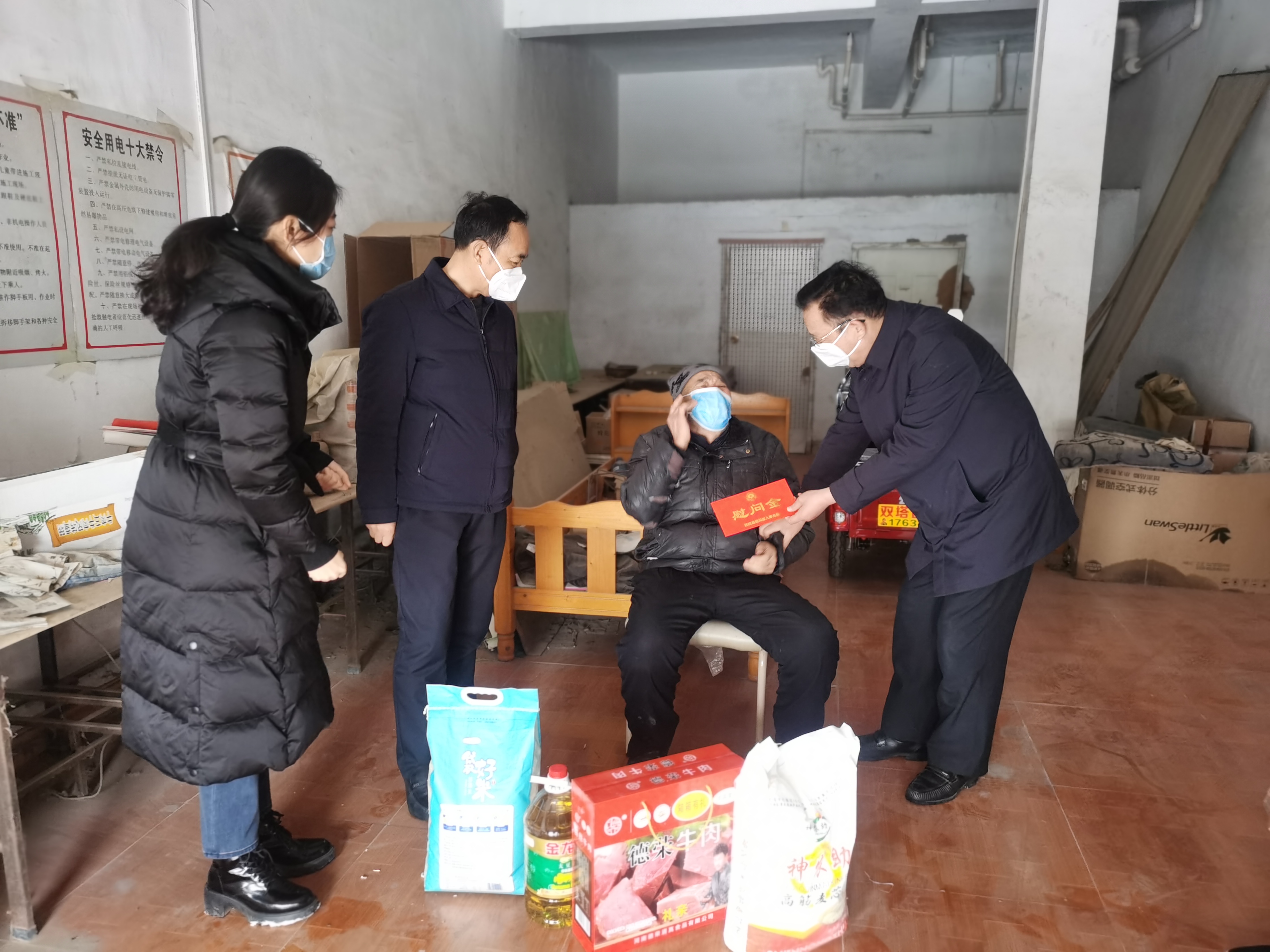 縣領導李國棟、韓德勇到雙塔鎮(zhèn)慰問退伍軍人