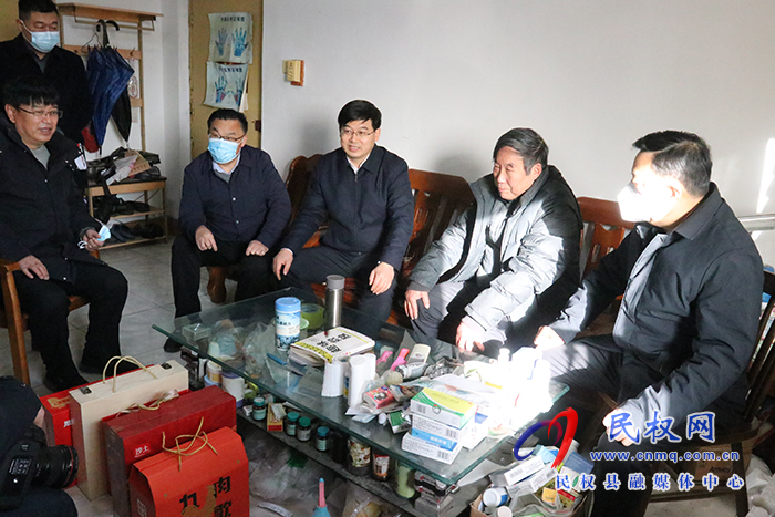 市人大常委會副主任、縣委書記張團結走訪慰問離退休老干部