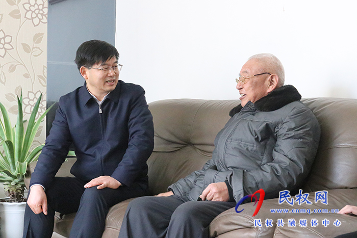 市人大常委會副主任、縣委書記張團結走訪慰問離退休老干部