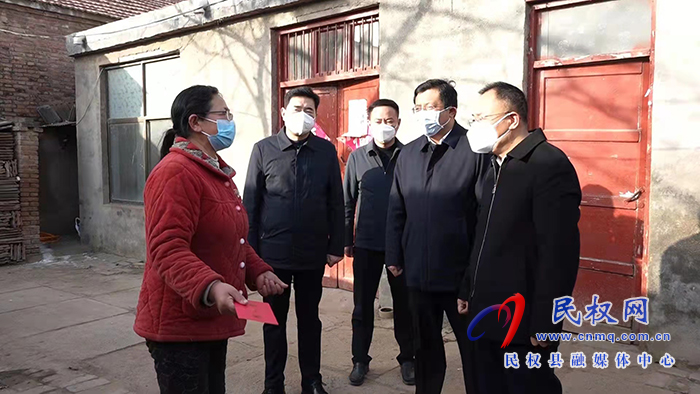 縣政協(xié)主席周明河慰問企業(yè)軍轉(zhuǎn)干部、城市居民困難戶、特困下崗職工