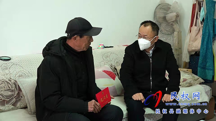 縣政協(xié)主席周明河慰問企業(yè)軍轉(zhuǎn)干部、城市居民困難戶、特困下崗職工