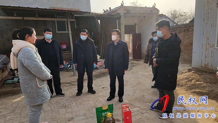 縣委常委、政法委書記陳鴻志、縣政協(xié)副主席王玉軍到程莊鎮(zhèn)走訪慰問困難群眾
