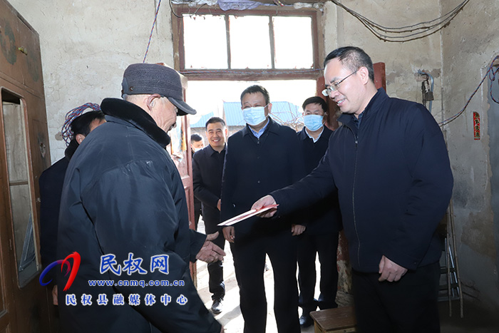 縣委常委、常務(wù)副縣長(zhǎng)王景義看望慰問困難老黨員