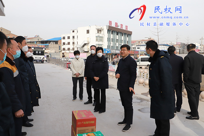 市人大常委會(huì)副主任、縣委書記張團(tuán)結(jié)走訪慰問春節(jié)一線值班人員