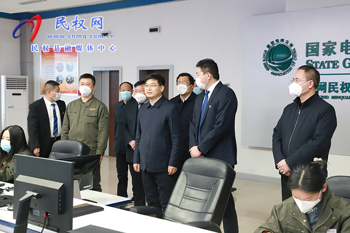 市人大常委會(huì)副主任、縣委書記張團(tuán)結(jié)走訪慰問春節(jié)一線值班人員