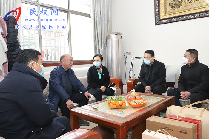 縣委副書記、縣長(zhǎng)王靜嫻看望慰問實(shí)職縣級(jí)退休干部