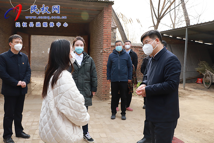 市人大常委會(huì)副主任、縣委書記張團(tuán)結(jié)走訪慰問“春蕾女童”