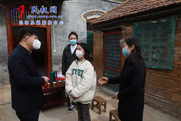 市人大常委會(huì)副主任、縣委書記張團(tuán)結(jié)走訪慰問“春蕾女童”