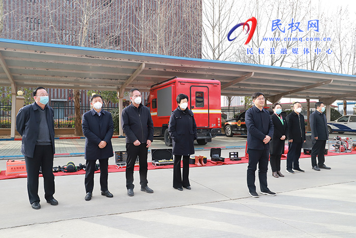 市人大常委會副主任、縣委書記張團結(jié)率隊走訪慰問駐民部隊官兵和消防指戰(zhàn)員