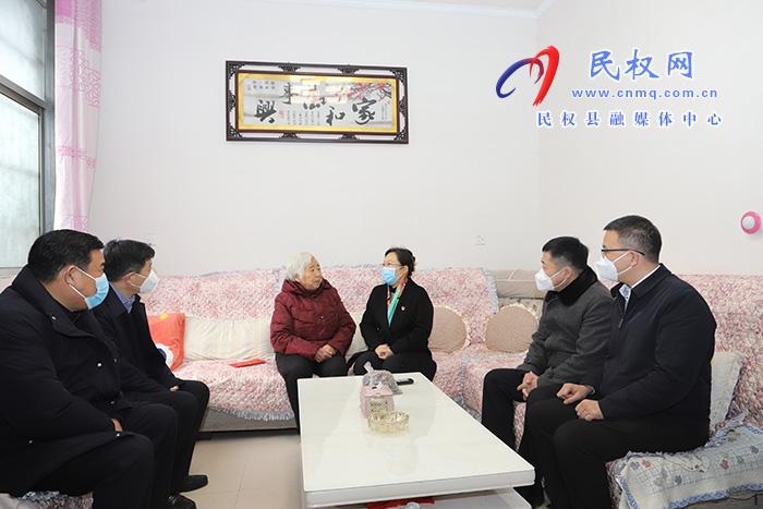縣委副書記、縣長(zhǎng)王靜嫻走訪問困難群體、退役軍人和軍烈屬